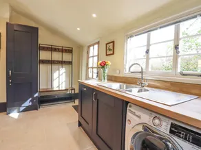 THE ABBEY COTTAGE, pet friendly, with hot tub in Windsor Green - Image 3