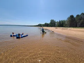 Hemma vid vattnet vid klippkanten av Lake Superiors South Shore väntar Sky Fire. - Image 3