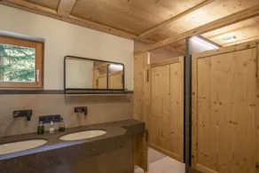 Slopeside Mountain House With Hot Tub - Image 4