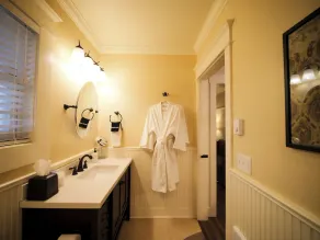 Charming 1 BR Orliena Suite in historic downtown Ashland, OR. Walk to the Oregon Shakespeare Festival, shops, and dining. Features a kitchenette, plush queen bed, and shared hot tub access. Dog friendly! - Image 4