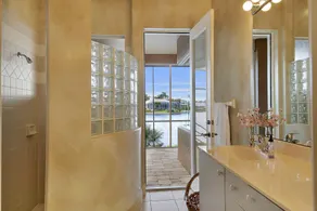 ~~ GRANDE MAISON AVEC FANTASTIQUE WATERVIEW & SUNSETS ~~ - Image 3