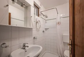Holiday Apartment \"Bilocale Santolaio\" with Shared Pool & Wi-Fi - Image 4
