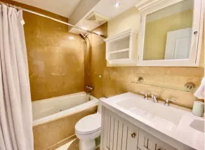 Oceanview Luxury Condo – Beach, Pool, Gym & Yacht Club - Image 2