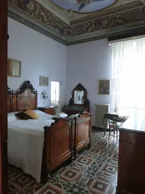 Villa costruita nel 1888 con vista sul mare e giardino, soffitti affrescati. - Image 3