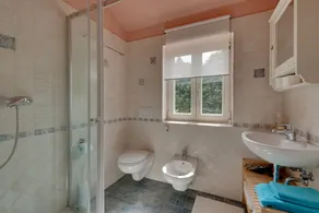 Fredelig, afslappende villa med en pool omgivet af lindetræer, planter og skov - Image 3