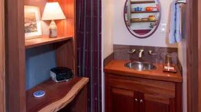 Den svepande havsutsikten ligger i en utsökt privat trädgård - Image 2