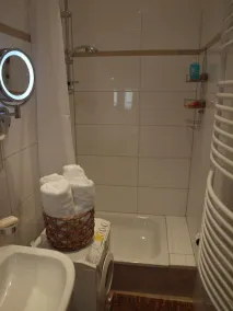 Super * * * Apartment at the main station with garden, washing machine... - Image 4