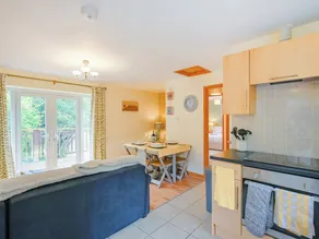 Tranquil lodge with sea views. - Image 5