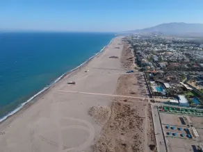 Soleado apartamento con balcón con vistas al mar, la playa y orientado al sur - Image 3