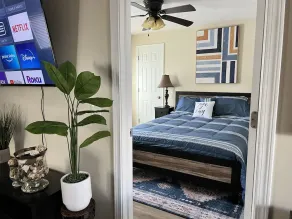 A Cozy, Homely, Fun Retreat minutes from downtown - Image 3