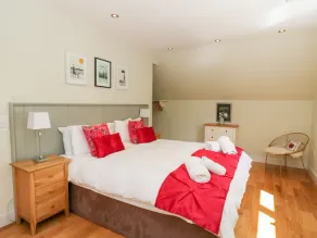 WATERFALL APARTMENT, pet friendly, with a garden in Cannich - Image 4