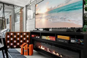 ★Enclosed Patio★ Gas Fireplace EV Charger BBQ 4Bed 2Bath- Entire House Royal Oak - Image 2