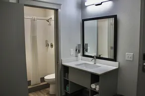 Hummingbird Hotel - Image 4