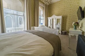 No 4 1 Elliot Terrace Luxury large designer apartment with stunning sea views over Hoe and Plymouth - Image 3