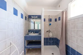 Spacious Villa with Pool - Image 4