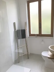 Villa med fantastisk sjöutsikt och privat saltvattenpool - Image 2