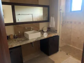 Luxury 5 bedroom house, 40-foot saltwater pool, 10 minute walk to beach - Image 3