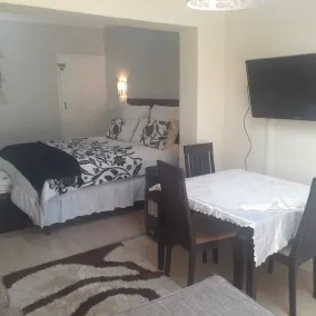 Comfy Private Home- Centrally Located, Close to Airport, Shops, Freeways, Casino - Image 5