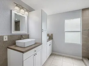 Spacious 3Bed, 2Bath Home with Open Floor Plan - Just 2.5 Miles from the Beach! - Image 5