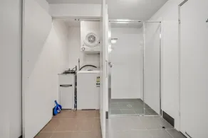 Comfy 2-Bed Near the Lake with Secure Parking - Image 2