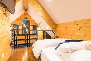 Tree House Oasis, conveniently located in the heart of Bentonville - Image 4