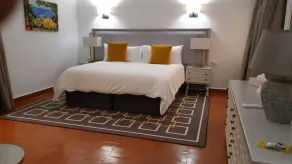 Impresionante, villa privada de 7 habitaciones con piscina y cancha de tenis iluminada - Image 3