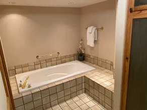 Spacious family lakefront home with spectacular views and private location! - Image 4