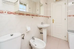 Apartamento Vacacional en Primera Línea con Vista al Mar, Terraza Cubierta y Wi-Fi - Image 3