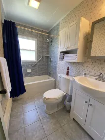 Hidden gem, 2BR-2 Living, quiet neighborhood - Image 3