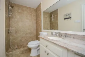 Beautiful Lake front 4 bedroom home with swimming pool and spa - Image 4