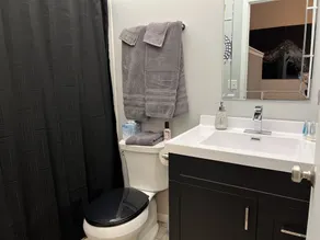 Modern condo with jacuzzi in the heart of downtown. - Image 3
