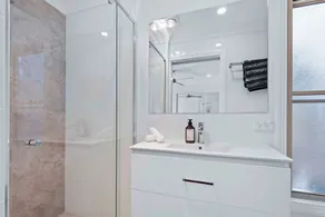 Bulimba Central 2BR -Sleeps 6, Courtyard - Image 4