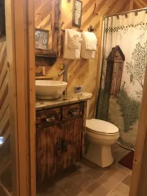 PRIVATE & SECLUDED-ROMANTIC, DANCING BEAR CABIN - Image 5