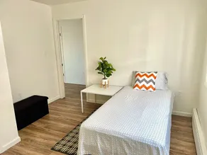 Spacious comfort, 1st FL, parking, 2 TVs, laundry,Beautiful views of NYC skyline - Image 4