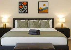 The Suite Spot • Eclectic • Modern • Central • Sleeps 6 - Image 5