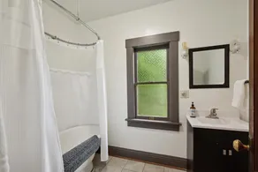 Cloverleaf Victorian | Historic Victorian | Walk Downtown | Sleeps 10 - Image 4