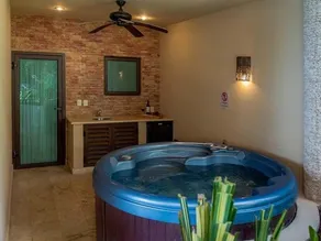 Oceanfront condo on beach w hot tub! Minutes walk to restaurants & bars! 2pools - Image 2