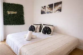 Pet Friendly Flat Sleeps 4 with Balcony & Parking - Image 5