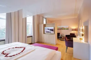 Deluxe suite with lake view - Image 5