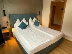 Deluxe One-Bedroom Apartment with Lake View - Image 4