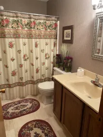 Spacious cozy bedroom with pvt. full bath. Walking distance to Mt Snow ski lifts - Image 4