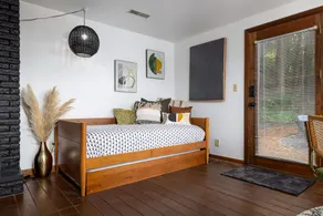 Stylish 1 bedroom cottage along the Mississippi River - Image 5