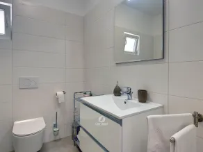 Spacious home with private terrace and garden - Image 4