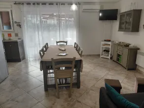 Ground-floor apartment with 3 bedrooms, air conditioning, quiet gated community, swimming pool, and private parking. - Image 5