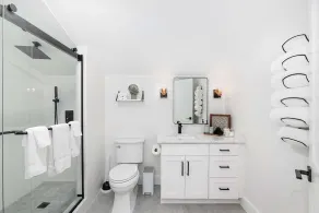 Spacious 3-bedroom house with parking!!! - Image 2