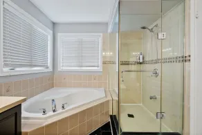 Amazing Spacious house in heart of Richmond hill - Image 5