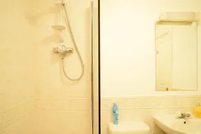 JOIVY Gorgeous Stockbridge Apt With Underground Parking - Image 3