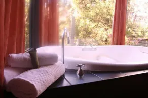 Heavenly Retreat - King bed, luxury spa, undercover parking! - Image 3