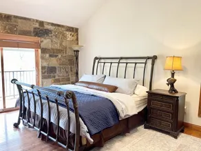 Retraite privée au bord d'un lac, avec piscine privée et embarcadère. À 15 du centre-ville de Hot Springs. - Image 4