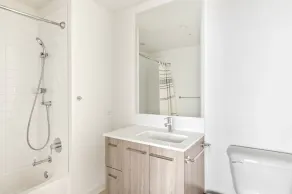 Upscale West Loop 1BR w/ W/D, Gym & Lounge, nr L, by Blueground - Image 5